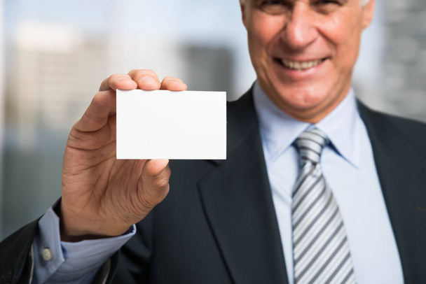 Бизнесмен показывает визитную карточку
 - Фото, изображение