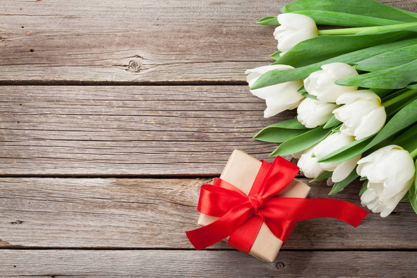 Tulipanes blancos y caja regalo
 - Foto, imagen