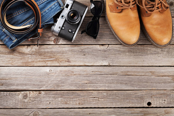 erkek kot pantolon, Ayakkabı, gözlük ve kamera - Fotoğraf, Görsel