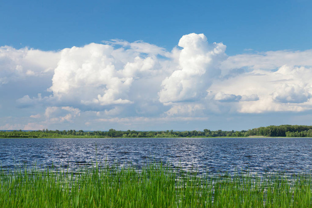 Rivière et ciel nuageux
 - Photo, image