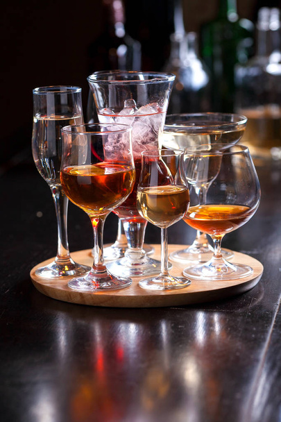 vasos de alcohol en un plato de madera
 - Foto, imagen