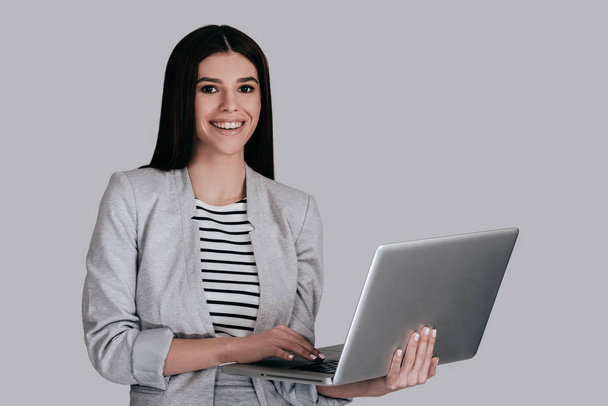 brunette businesswoman using laptop - Zdjęcie, obraz