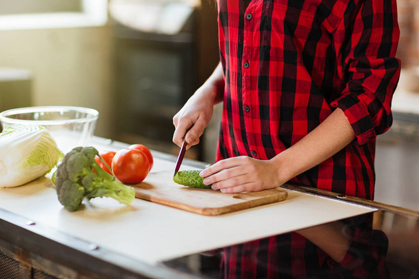 Levágott kép nő konyhában főzés - Fotó, kép