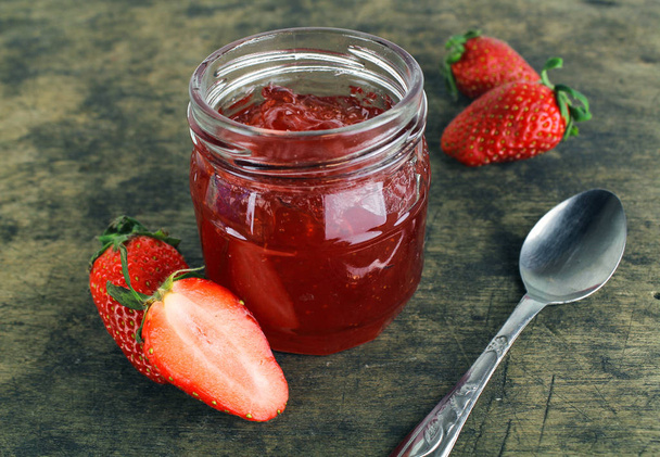 frische Erdbeermarmelade in Glasflasche mit Minzblatt - Foto, Bild