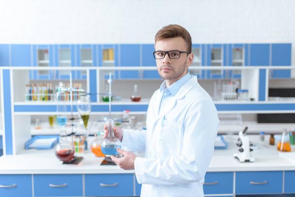 Scientist working in laboratory - Foto, imagen