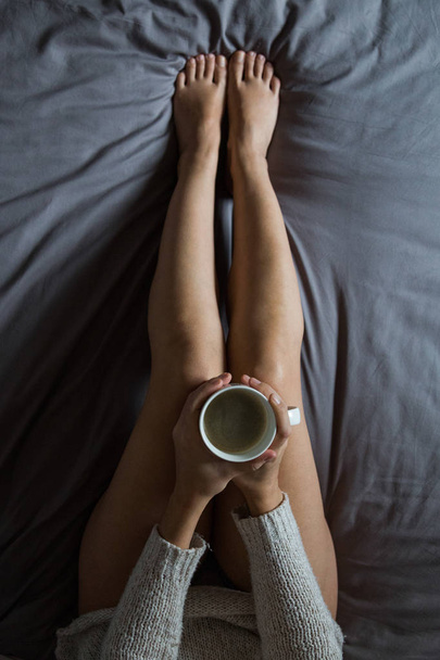 young woman having coffee - Foto, afbeelding