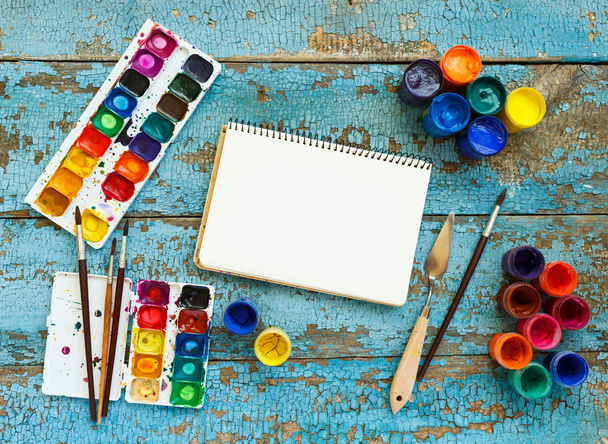 Набор для рисования: кисти, краски, карандаши, акварель, белая бумага
  - Фото, изображение