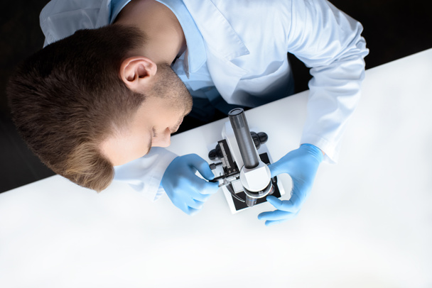 Ученый, работающий с микроскопом
 - Фото, изображение