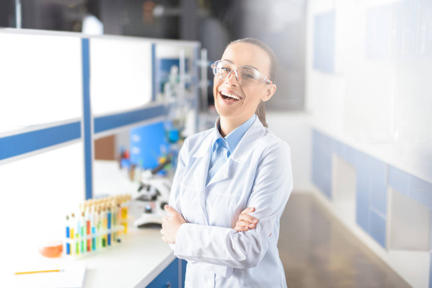 Uśmiechający się naukowiec w laboratorium - Zdjęcie, obraz