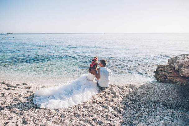Bride and groom on beach - Fotografie, Obrázek