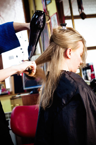 Frau beim Friseur im Haarstudio  - Foto, Bild