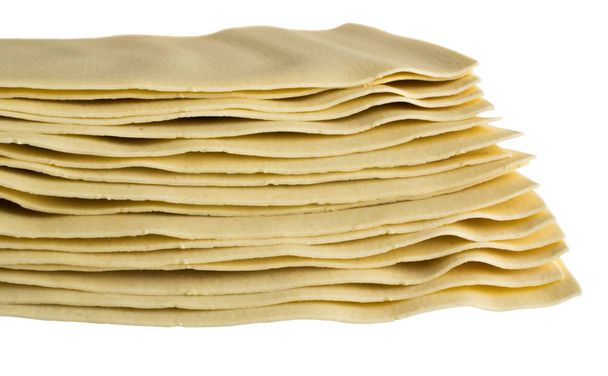 Montón de hojas de lasaña sin cocer o pasta italiana seca
 - Foto, imagen