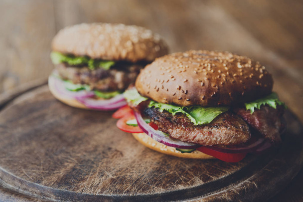 Hamburger americani classici, fast food su fondo legno
 - Foto, immagini