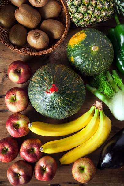 valikoima hedelmiä ja vihanneksia puupöydällä. terve d
 - Valokuva, kuva