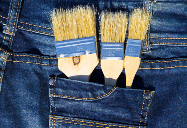 Penseel in de jeans zak - Foto, afbeelding