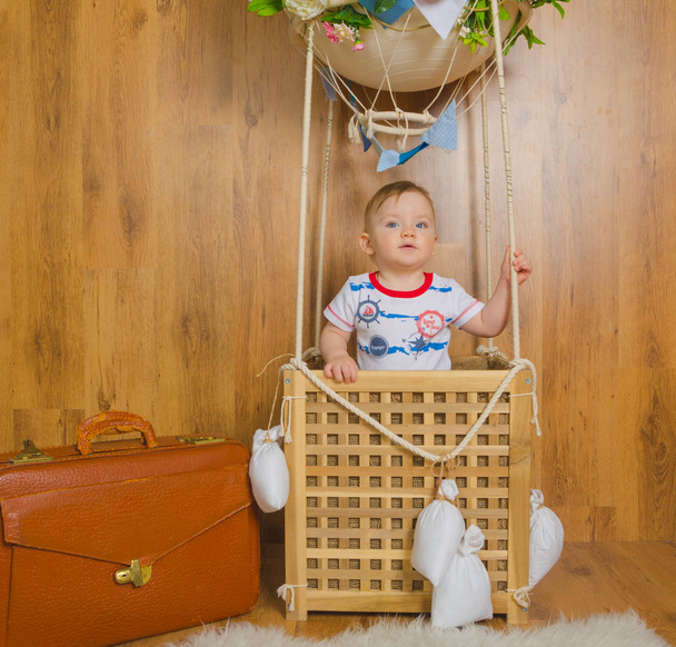  in the basket of the balloon in flight plays the boy child - Φωτογραφία, εικόνα