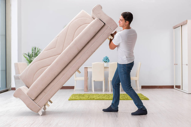 Man bewegende meubels thuis - Foto, afbeelding