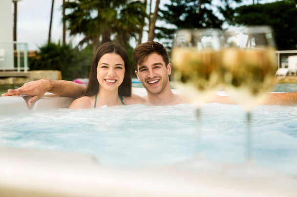 Young couple in jacuzzi - Foto, afbeelding