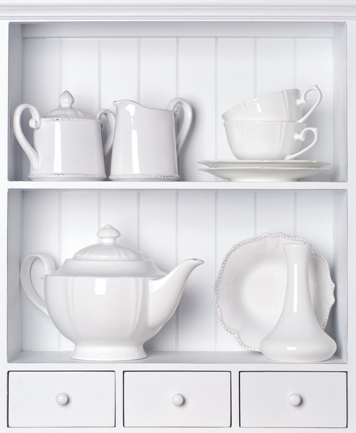 bílé police s vintage porcelánové nádobí - Fotografie, Obrázek