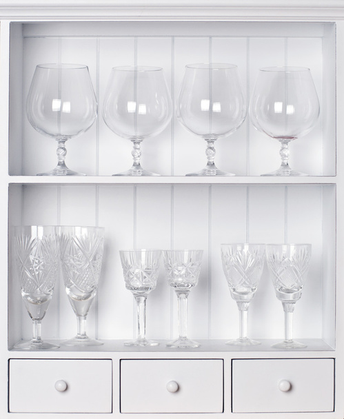 prateleira branca com copos de cristal vintage - Foto, Imagem