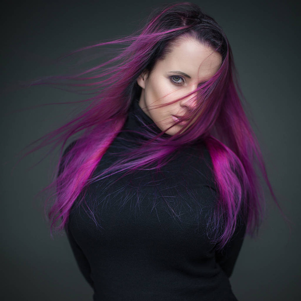 приваблива дівчина з фіолетовим волоссям
 - Фото, зображення