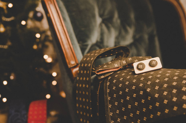 коричневый классический горошек бабочка галстук, запонки, мужской шарф и галстук на деревянной коробке подарок
 - Фото, изображение