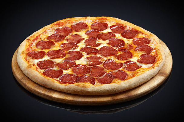 Pizza pepperoni, mozzarella, oregano  - Foto, afbeelding