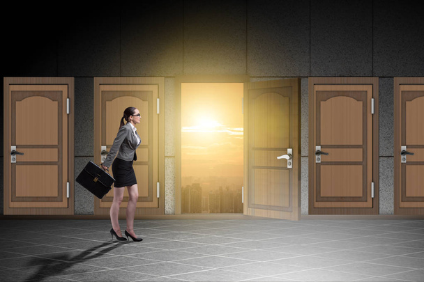 Bizneswoman idzie w kierunku otwartych drzwi - Zdjęcie, obraz