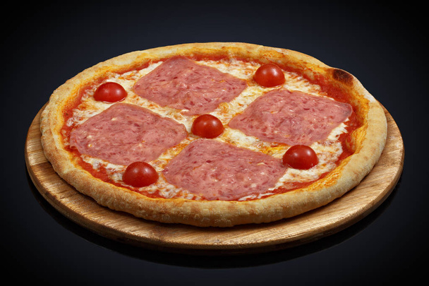 Prosciutto e formaggio pizza, mozzarella, origano
  - Foto, immagini
