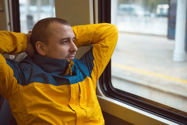 Reisende. Porträt eines Mannes im Zug - Foto, Bild