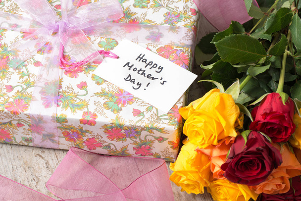 Rosenstrauß, Geschenk und eine "Happy Mother 's Day" -Karte - Foto, Bild