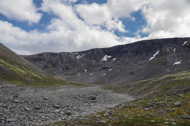 Τούνδρα βουνό με βρύα και βράχους που καλύπτονται με λειχήνες, Hibiny βουνά πάνω από τον Αρκτικό κύκλο, χερσόνησο Κόλα της Ρωσίας - Φωτογραφία, εικόνα