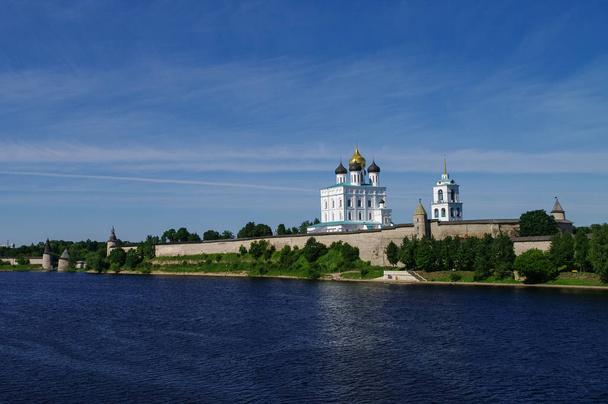 Vista da Catedral da Trindade, a torre do sino e as paredes e torre de Pskov Kremlin. Pskov, Rússia
 - Foto, Imagem