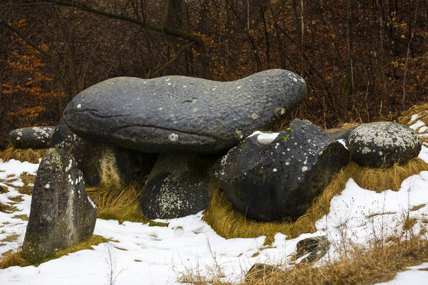 Formations rocheuses rares de (trovantii) Costesti, Valcea, Roumanie
 - Photo, image