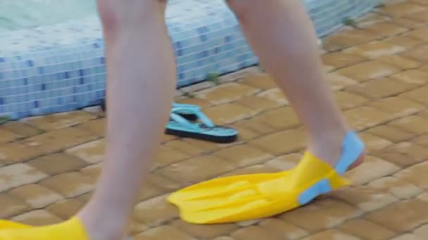 Mann läuft in Badeflossen - Filmmaterial, Video