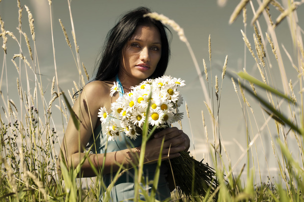 Woman with bunch of camomiles - Foto, Bild