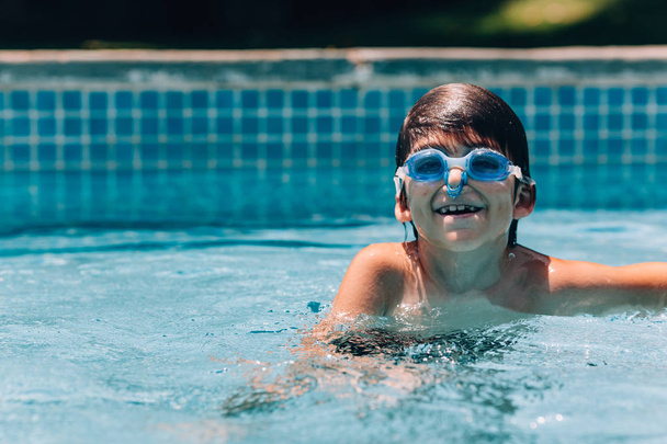 Lachende jongen in zwembad - Foto, afbeelding