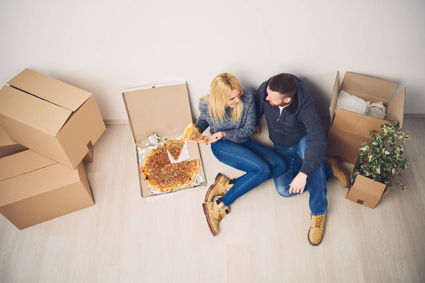 ピザを食べるカップル  - 写真・画像