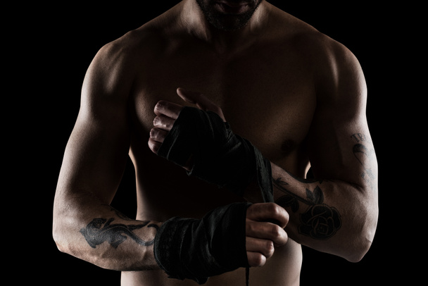 Boxeador poniendo cintas en las manos
  - Foto, Imagen