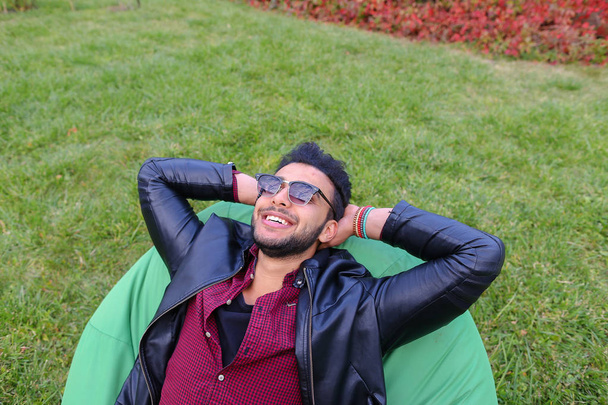 Portrét mladého muže, arabské mužské, Student leží na židli, úsměv - Fotografie, Obrázek