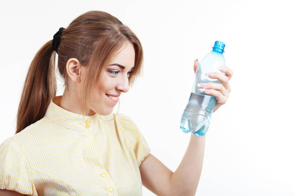 Woman holding  bottle with water - Foto, afbeelding