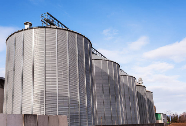 Agrarische silo's op blauwe hemel. - Foto, afbeelding