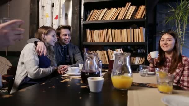 一緒にカフェで楽しんでいる若い友人のグループ - 映像、動画