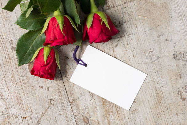 Overhead of Roses with Blank Card for Valentines Mothers' Day - Foto, Bild