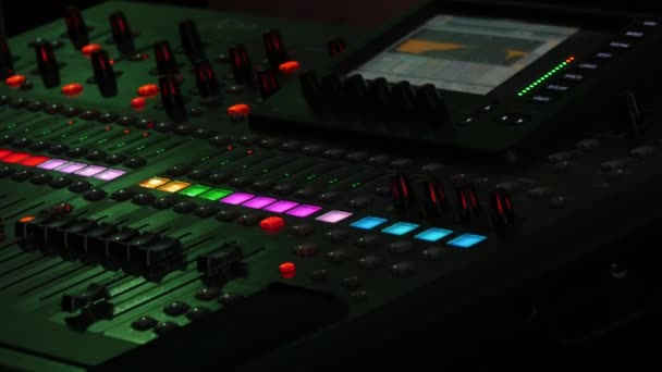 Consola de audio profesional en un concierto
 - Metraje, vídeo