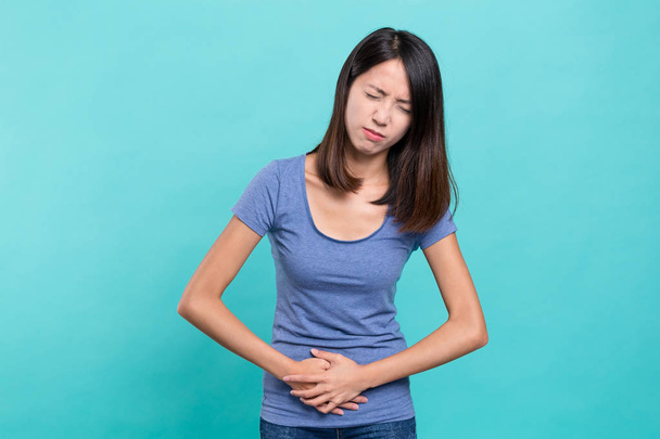 Η γυναίκα υποφέρει από στομαχόπονο - Φωτογραφία, εικόνα