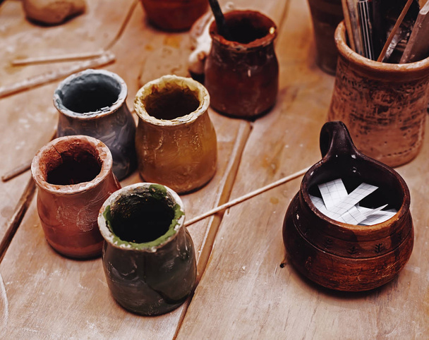 produtos artesanais de argila na oficina de cerâmica
 - Foto, Imagem