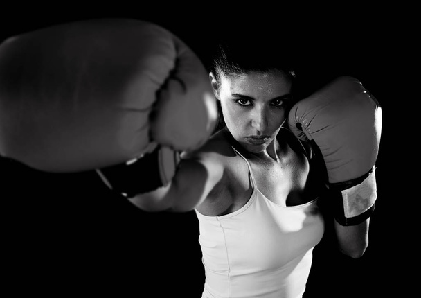  latina fitness mujer con chica rojo boxeo guantes posando en defia
 - Foto, Imagen