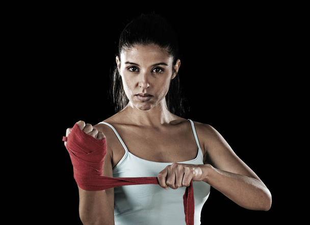 attraente donna fitness ispanico facendo impacchi mano auto prima di boxe o combattimento allenamento
 - Foto, immagini