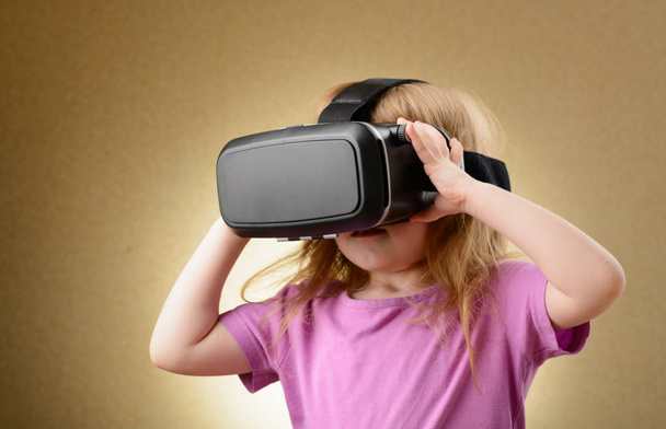 Little girl in virtual goggles - Valokuva, kuva